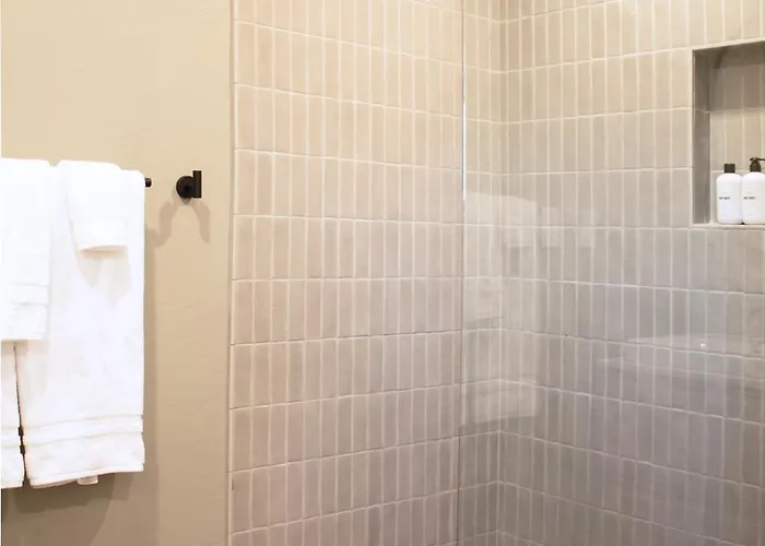 Sonoran Peach - Light-filled 5br Near Tmc *
