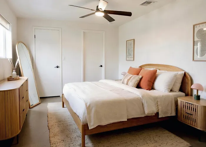 Sonoran Peach - Light-filled 5br Near Tmc